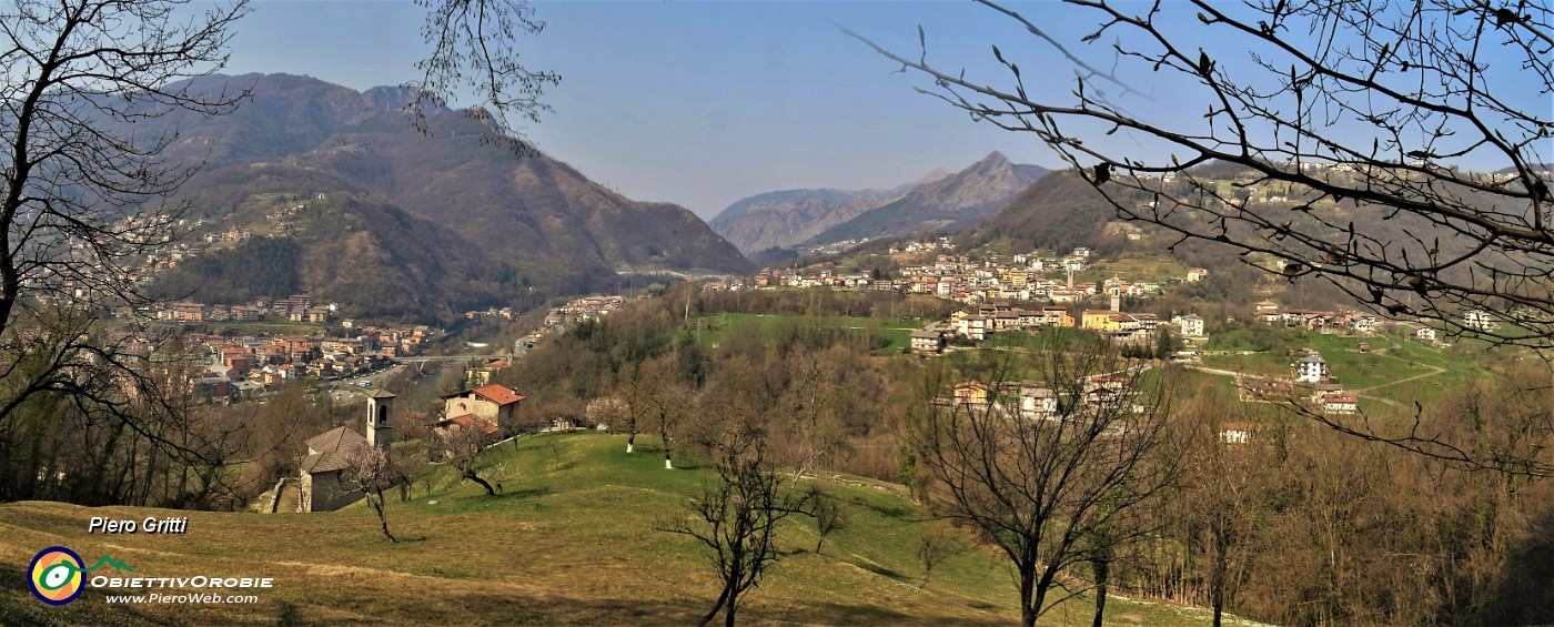 30 OLtre il roccolo scendendo ampia radura prativa panoramica  sulla conca di Zogno.jpg